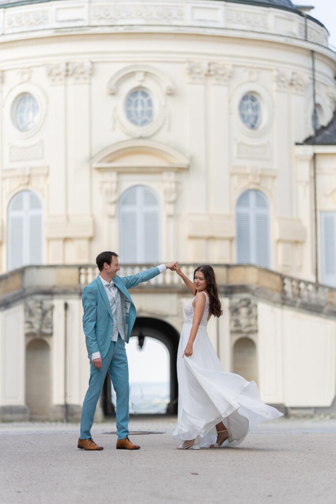 Elegantes Brautpaar beim Fotoshooting am Schloss Solitude in Stuttgart an einem sonnigen Hochzeitstag.
