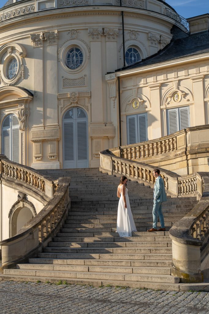 ochzeitsfotograf Stuttgart – Brautpaar auf der Terrasse von Schloss Solitude bei einem romantischen Hochzeitsshooting.