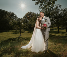 Daniela & Beni beim romantischen Brautpaar-Fotoshooting am Landgut Kemmler und bei ihrer stimmungsvollen Hochzeitsfeier in der Scheune – natürliche und emotionale Momente ihres besonderen Tages.