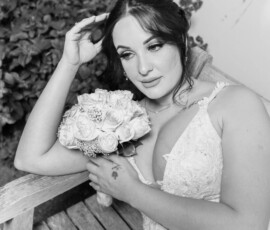 Gemeinsam unterwegs Brautpaar beim Spaziergang während des Hochzeitsshootings