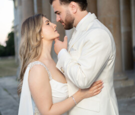 Brautpaar beim romantischen Paarshooting vor einem Schloss mit professioneller Blitzlicht-Fotografie. Exklusive Hochzeitsfotografie und Hochzeitsvideografie in Stuttgart von Majestic Wedding.