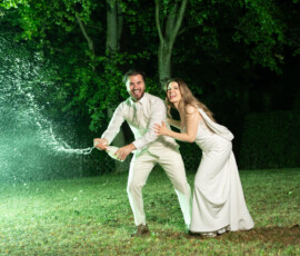 Momente, die bleiben. Echte Emotionen, kleine Augenblicke und große Gefühle – als Hochzeitsfotograf halten wir eure Geschichte in natürlichen und zeitlosen Bildern für die Ewigkeit fest.